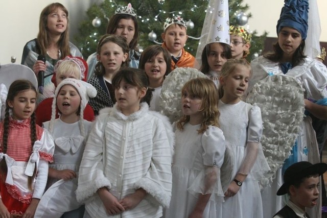 Dzieci ze szkoły w Starochęcinach wcieliły się w bajkowe postaci.