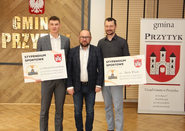 Wręczenie stypendiów w Przytyku, od lewej: Dawid Krzemiński, wójt Dariusz Wołczyński, oraz Paweł Wlazło.