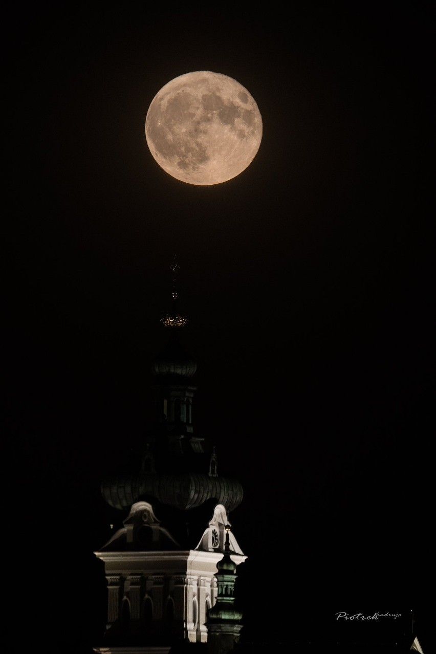 Czerwcowy superksiężyc nad sanktuarium w Tuchowie