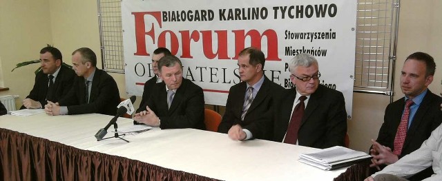 Forum Obywatelskie w Białogardzie, siedzą od prawej: Kamil Sęk, Andrzej Świrko, Maciej Myczka, Marek Lewandowski, Rajmund Wasiak, Waldemar Miśko, Adam Kołacki.