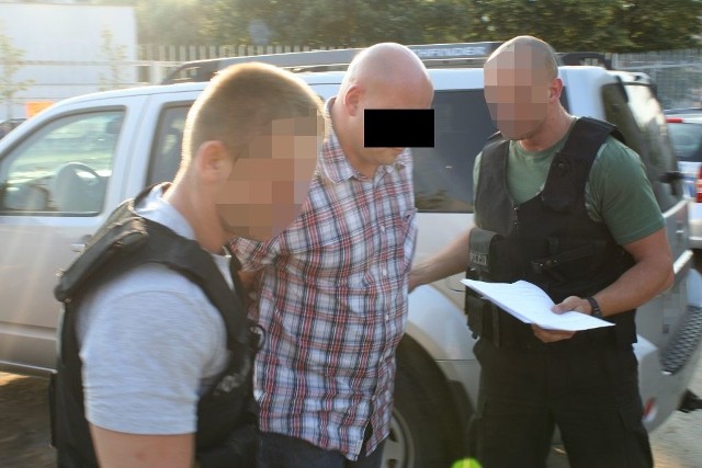 Liczący obecnie 31 lat bydgoszczanin w 2003 roku napadł na strażnika miejskiego i ranił go siekierą. Cios był potężny. Policjanci konsekwentnie deptali bandycie po piętach. W końcu śledczy namierzyli go w Irlandii, a zatrzymali na bydgoskim lotnisku.