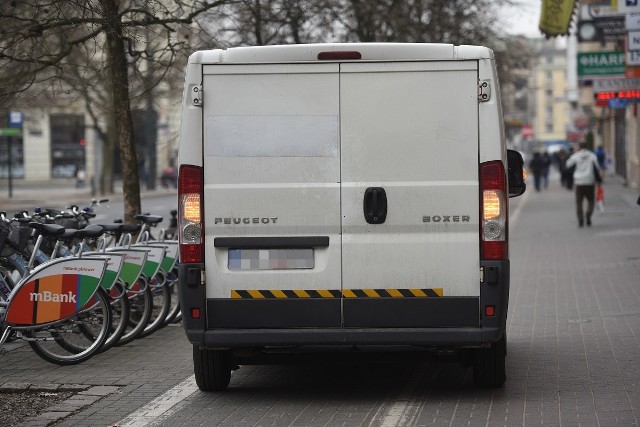 Pojazdy tarasujące ścieżki rowerowe i ulice to plaga naszego miasta