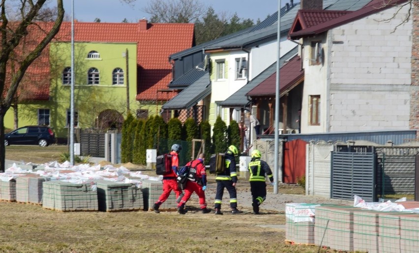 Strażacy z OSP Łabiszyn zabezpieczali miejsce do lądowania...