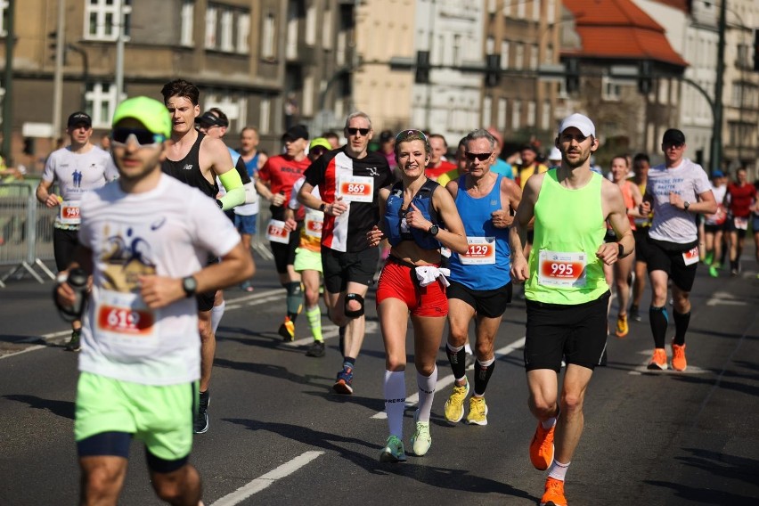 Uczestnicy na trasie Cracovia Maratonu 23 kwietnia 2023 roku