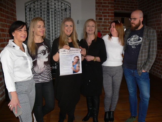 Na wydarzenie zapraszają od prawej:. Dominik Płaza, dyrektor Muzeum Okręgowego w Sandomierzu oraz Anna Zybała, Joanna Bocheńska, Monika Przygoda, Sylwia Latkowska, Agnieszka Zając.