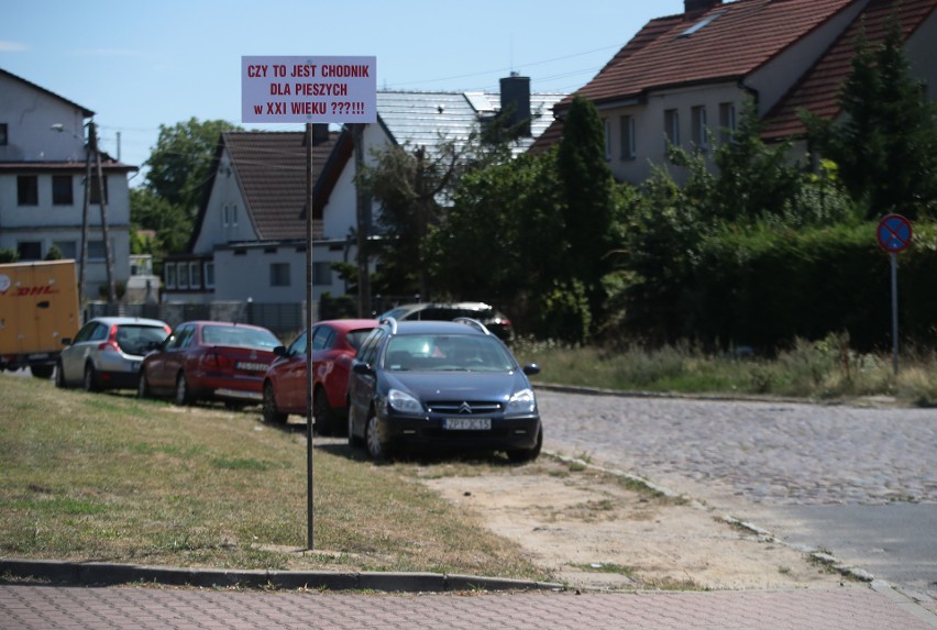 Mieszkańcy walczą o budowę chodników na szczecińskich Gumieńcach. "To dla nas bardzo ważne"