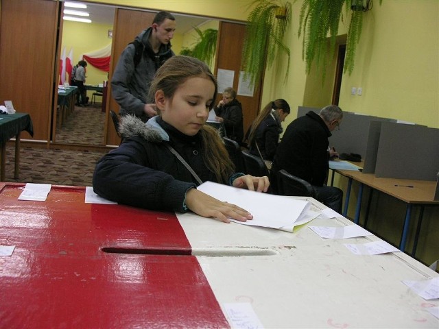 Wybory samorządowe w Brzegu.Laura wrzucila do urny karty wypelnione przez swoją babcie.