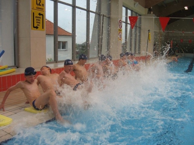 W ramach akcji "Juz plywam" dzieci z Domu Dziecka w Sowczycach uczyly sie plywac na Oleskiej Lagunie.