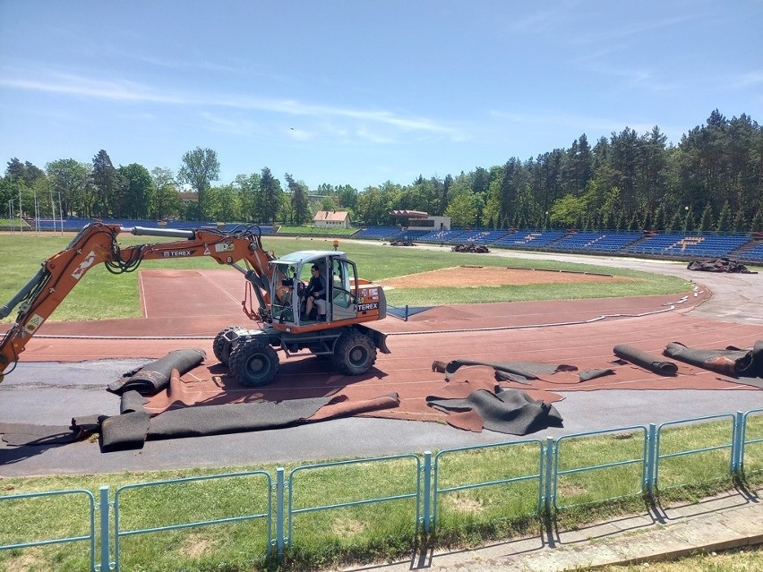 Rozpoczął się remont stadionu lekkoatletycznego w Kielcach.  Koszt prac to około 7,7 miliona złotych. Zobaczcie zdjęcia