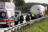 Wypadek na A4 pod Wrocławiem. Jeden pas zalany fekaliami. Są spore utrudnienia