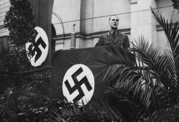 Jesień 1939 r. Werner Kampe, nadburmistrz Bydgoszczy, szef powiatowej NSDAP na trybunie ustawionej przed kościołem pw. św. Ignacego Loyoli
