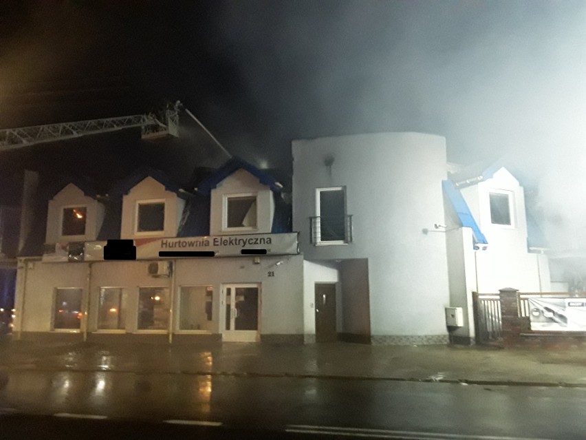 Pożar hurtowni elektrycznej w Tuszynie. 16 zastępów straży pożarnej w akcji ZDJĘCIA