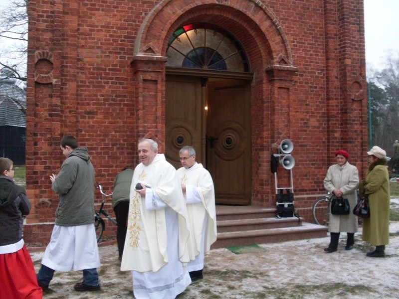 Wyremontowaną kaplice poświecili: pochodzący z Olesna ks....