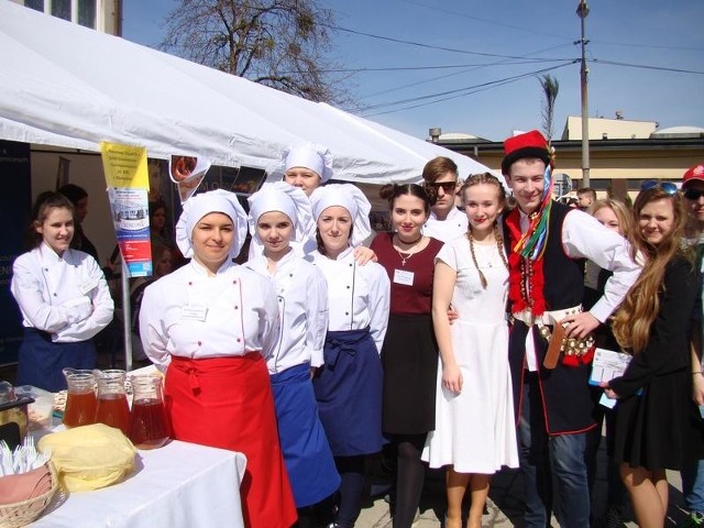Uczniowie Powiatowego Zespołu nr 4 Szkół Ekonomiczno-Gastronomicznych w Oświęcimiu