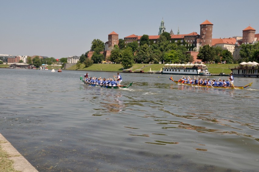 Studenci na smoczych łodziach ścigali się pod Wawelem [WIDEO, ZDJĘCIA]