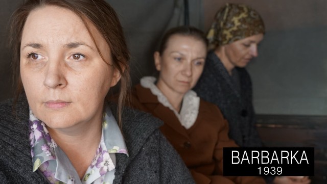 Kadr z filmu "Barbarka 1939". Więźniarki Fortu VII wyjeżdżają ciężarówką z fortu w nieznane