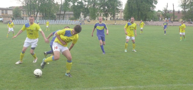 Zespół Stali Kunów po bardzo emocjonującym meczu pokonał 3:2 broniący się przed spadkiem Wicher Miedziana Góra.        