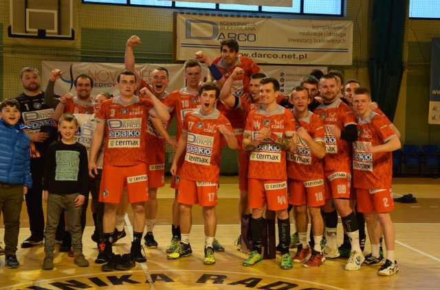 Po zakończeniu meczu z AZS UMCS Lublin, szczypiorniści Uniwersytetu Radom świętowali awans do pierwszej ligi.