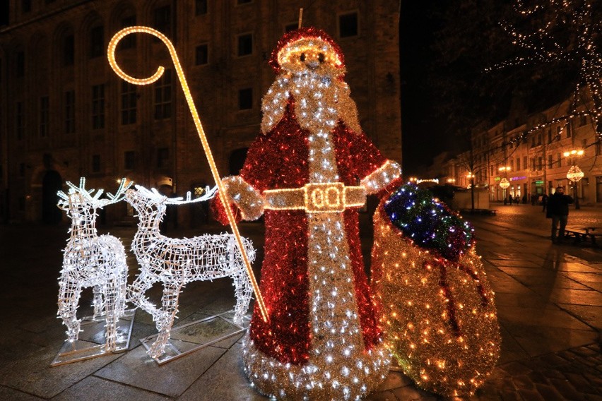 Od początku grudnia toruńską starówkę rozświetlają nowe...