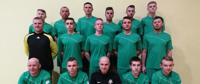 Astra Piekoszów: dolny rząd, od lewej: Tomasz Chochulski, Sebastian Miter, trener Cezary Ruszkowski, Rafał Guzy, Igor Skowron;środkowy rząd, od lewej: Michał Rączka, Miłosz Kukulski, Łukasz Brożek, Marcel Trojanowski, Adrian Rudnicki;górny rząd, od  lewej: Karol Majchrzyk, Mariusz Jaro-szenko, Tomasz Rudnicki, Tomasz Sadko, Dominik Kotwica, Kamil Brzoza. 