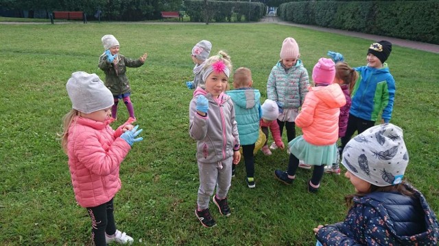 Przedszkolaki z grupy "Motylki" z przedszkola Zielona Dolina w Słupsku wspólnie ze wychowawczyniami zorganizowały wielkie sprzątanie świata. Maluszki posprzątały do ostatniego papierka rejon przy swoim przedszkolu przy ul. J. Kazimierza w Słupsku. Worki na śmieci napełniały się w mgnieniu oka. Po pożytecznie ale i wyczerpująco spędzonym czasie mali ekolodzy zasiedli do przedszkolnych ławek i zmienili się w kucharzy. Przyrządzili ogrom przepysznych kanapek, które zniknęły z talerzy w jednej sekundzie.