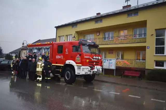 Jednostka Ochotniczej Straży Pożarnej z Zychorzyna w gminie Rusinów otrzymała nowy, tak zwany średni wóz strażacki. To pojazd marki kamaz GBA 3,5/16. Na wyposażeniu jest też sprzęt ratowniczo-gaśniczy zamontowanym na stałe. Cały wóz z wyposażeniem kosztował 888 700 złotych.Samochód sfinansowano między innymi z pieniędzy z budżetu gminy Rusinów. Gmina dołożyła 228 700 złotych. Do tego samorząd postarał się o dotacje, a Marszałek Województwa Mazowieckiego przekazał 100 000 złotych. Z Krajowego Systemu Ratownictwa Gaśniczego Rusinów dostał  250 000 złotych, a z Wojewódzkiego Funduszu Ochrony Środowiska i Gospodarki Wodnej – 310 000 złotych.Z nowego wozu strażackiego cieszą się nie tylko strażacy, ale dumna jest także cała lokalna społeczność. Pojazd będzie służył zapewne wiele lat i pozwoli jeszcze skuteczniej czuwać nad bezpieczeństwem mieszkańców oraz wpłynie na zwiększenie gotowości bojowej strażaków.To nie pierwsze wsparcie dla Ochotniczej Straży Pożarnej w Zychorzynie. Ta jednostka działa już prawie 103 lata. Przed dwoma laty gmina Rusinów przekazała dla Ochotniczej Straży Pożarnej w Zychorzynie sprzęt specjalistyczny niezbędny do prowadzenia akcji. Ten sprzęt, to przyczepka ciężarowa, wykorzystywana choćby do transportu łodzi.Ponadto  w ubiegłym roku Ochotnicza Straż Pożarna z Zychorzyna, otrzymała: maseczki jednorazowe używane także w codziennych zadaniach, kombinezony jednorazowe, rękawice jednorazowe, hełmy lekkie z przyłbicą i goglami, worki czerwone na odpady, płyn dezynfekcyjny, ubrania specjalistyczne wykorzystywane w pracy strażaków.