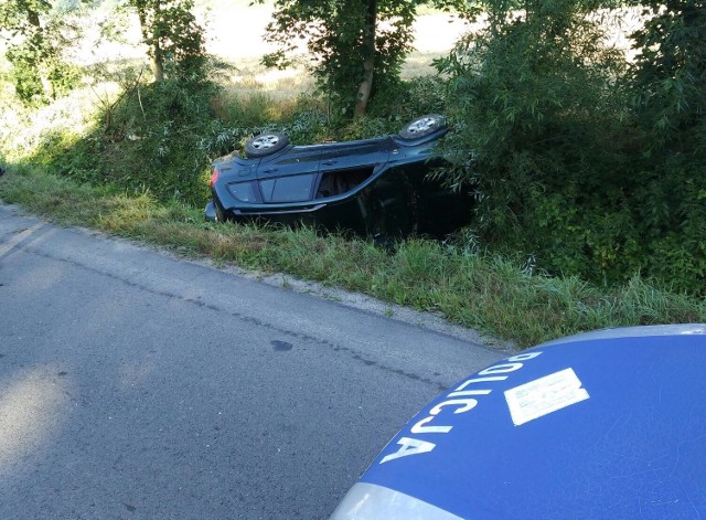 W niedzielę rano w Wapowcach koło Przemyśla, kierujący toyotą RAV4 54-letni mieszkaniec pow. przemyskiego wracając z wakacji zasnął za kierownicą w wyniku czego wjechał do przydrożnego rowu. W samochodzie było jeszcze 3 pasażerów. 44-letnia kobieta uskarżała się na ból kręgosłupa i została przewieziona do szpitala. Kierujący był trzeźwy.