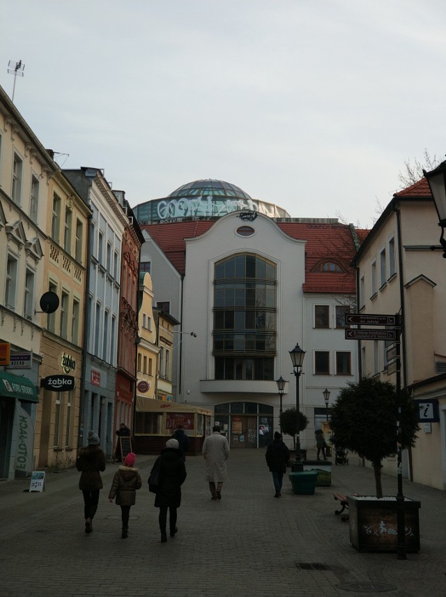 Po naszym komentarzu na temat nielegalnych napisów w mieście zielonogórscy Pogromcy bazgrołów obiecali zorganizować kolejne akcje czyszczenia ścian. Okazuje się, że pojawił się jednak większy kłopot z nielegalnymi napisami...Na łamach „GL” pisaliśmy w poniedziałek o zniszczonej budce, która stoi na wjeździe na teren parkingu przy zielonogórskim magistracie. Obiekt został popisany przez wandali. Po naszej interwencji sprawą postanowili się zająć Pogromcy bazgrołów - grupa, która na co dzień działa z nielegalnymi napisami na murach i rozmaitych budynkach. - Jak tylko zrobi się cieplej zmyjemy budkę - mówi Paweł Wysocki, jeden z inicjatorów zielonogórskiej grupy. Pogromcy bazgrołów obiecali też zorganizować akcję pod hasłem „Czyścimy ulicę Bankową z bazgrołów”, bo tych na starych, zabytkowych kamienicach jest niestety coraz więcej. Okazuje się, że problem z nielegalnym graffiti nasilił się w ostatnim czasie również na zielonogórskim deptaku. Wandale popisali Złoty Dom. Napisy pojawiły się nawet na szklanej kopule, znajdującej się na szczycie obiektu. Jak poinformowali Pogromcy Bazgrołów - sprawa została już zgłoszona na policję. Jeśli ktoś zna sprawcę nielegalnych napisów na Złotym Domie może też skontaktować się z Pogromcami bazgrołów, chociażby poprzez ich profil na portalu społecznościowym. Zapewnią oni pełną anonimowość. Czytaj:Dom Towarowy Centrum w Zielonej Górze znów pogryzmolony przez wandali Zobacz też: Prezydent Nowej Soli zamalowuje bazgroły w Nowej Soli: