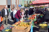 Ceny warzyw i owoców na targowisku w Końskich. Po ile śliwki, gruszki, jabłka, ziemniaki i inne? Zobacz zdjęcia