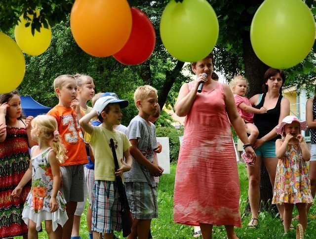 Dzieci odgadywały zagadki z magicznego, balonowego drzewa, które zakwitło w centrum osiedla. Zabawę poprowadziła Agnieszka Klepaczewska z Szydłowieckiego Centrum Kultury i Sportu &#8211; Zamek.