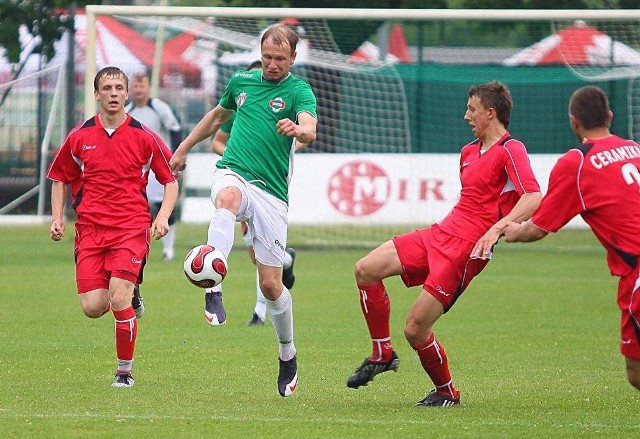 Maciej Woźniak (z piłką) pomocnik Radomiaka rozegrał rozegrał dobry mecz przeciwko Ceramice Opoczno.