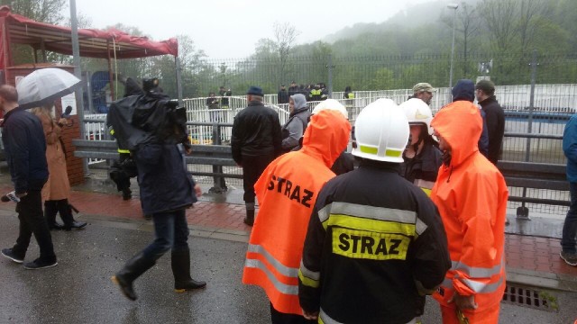 Ewakuacja w Wilkowicach została ogłoszona na wyupadek przerwania tamy i pęknięcia zbiornika retencyjnego w Wilkowicach