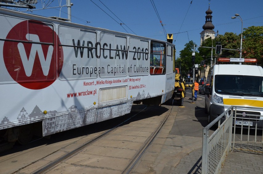 Wykolejenie tramwaju na pl. Wróblewskiego. Tramwaje jeździły objazdami (FILM, ZDJĘCIA)