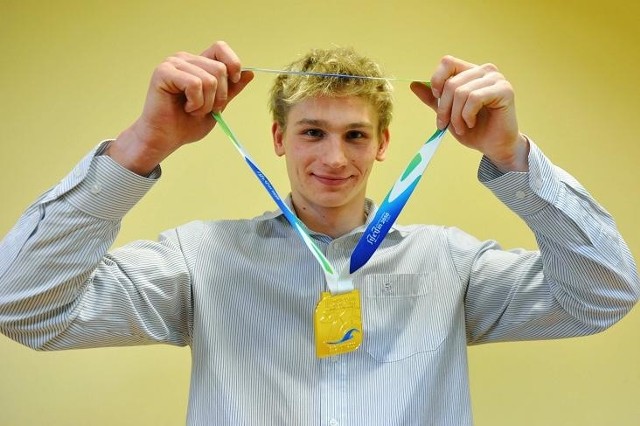 Radosław Kawęcki ma 20 lat. Karierę rozpoczął w Piaście Głogów, obecnie reprezentuje barwy Kornera Zielona Góra. Dwukrotny mistrz Europy na krótkim basenie na 100 i 200 metrów stylem grzbietowym, srebrny medalista z 2009 roku. Będzie reprezentował Polskę na Igrzyskach Olimpijskich w Londynie.