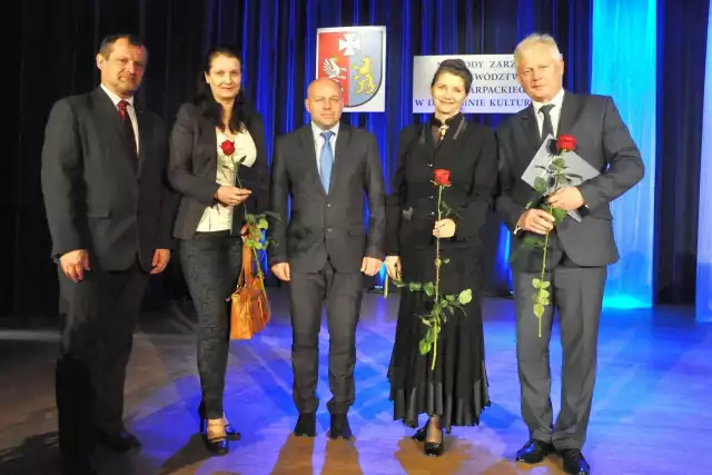 Od lewej przewodniczący Sejmiku Jerzy Cypryś, Agnieszka Rup, starosta Robert Bednarz, Ewa Sęk i Józef Sroka