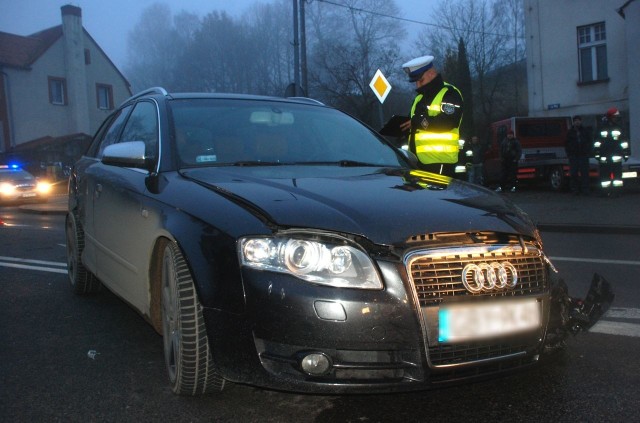 Wczoraj (środa 23.11.2016) po godzinie 15 dyżurny bytowskiej komendy odebrał zgłoszenie o zderzeniu trzech pojazdów na ul. 1 maja w Bytowie. Na miejsce natychmiast skierowani zostali policjanci oraz służby ratownicze.