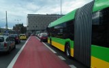 Autobus ostro zahamował na Kaponierze, pasażerka straciła zęby