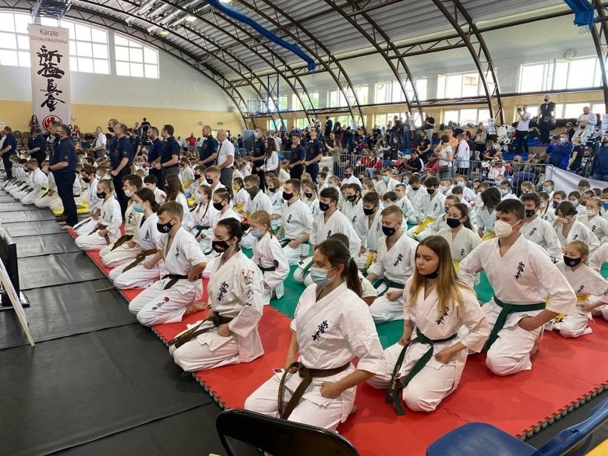 Pierwsze miejsce drużyny Kieleckiego Klubu Sportowego Karate na krajowym turnieju w Wojniczu [ZDJĘCIA]