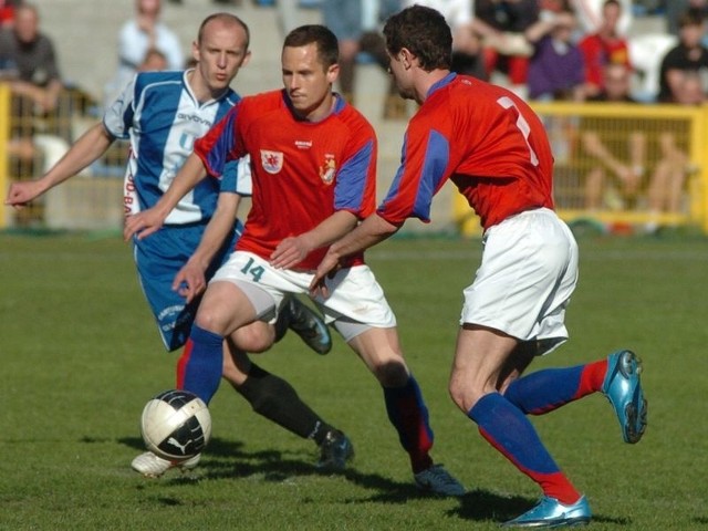 Słupscy piłkarze (czerwony strój &#8211; Honorat Stróż) w sobotę zagrają w Gryfinie z Energetykiem. 