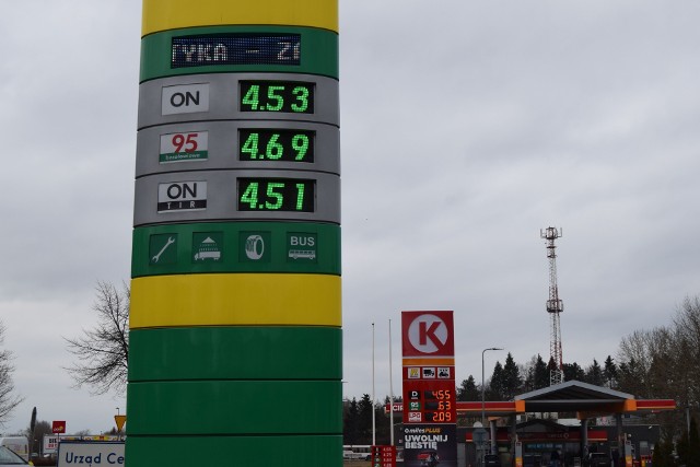 Na pierwszym planie słupek z cenami stacji KM Usługi z wtorku, 3 kwietnia - PB 95 po 4,69 zł, ON 4,53 zł, w tle stacja Circle K, gdzie benzyna sprzedawana była po 4,63 zł, a ropa po 4,55 zł