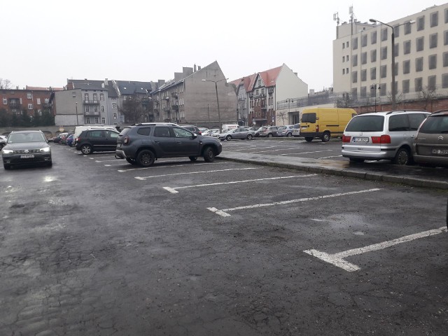 Parking przy ul. Sienkiewicza ma zostać przebudowany. Ma pojawić się więcej zieleni, ale kosztem miejsc parkingowych. Jak zaznaczają władze Grudziądza - niewiele miejsc ma ubyć. Protestują przeciwko likwidacji miejsc radni PiS