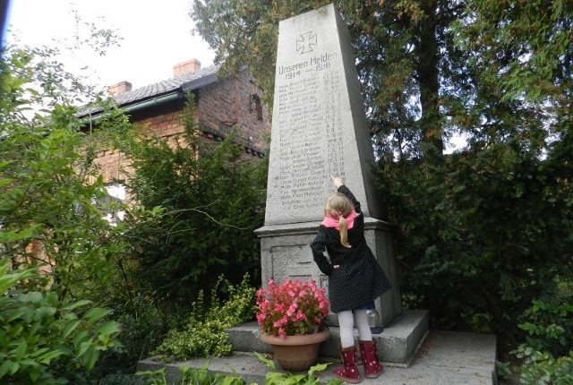 Większość mieszkańców Kędzierzyna-Koźla nie miała dotąd pojęcia, że w Lenartowicach stoi pomnik poświęcony niemieckim żołnierzom. Szczególnie że znajduje się na prywatnej działce.