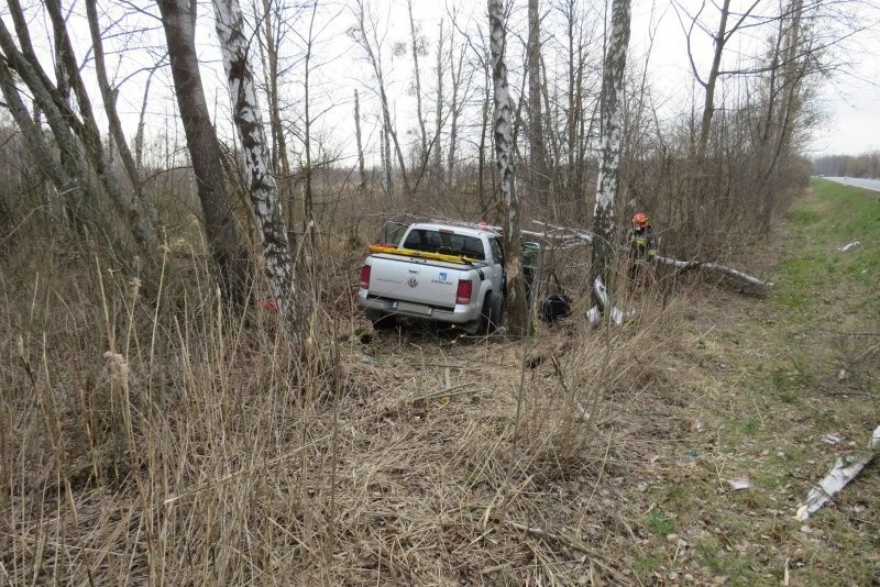 Pisz: Wypadek na drodze krajowej nr 63. Kobieta z niewiadomych przyczyn zjechała do rowu 