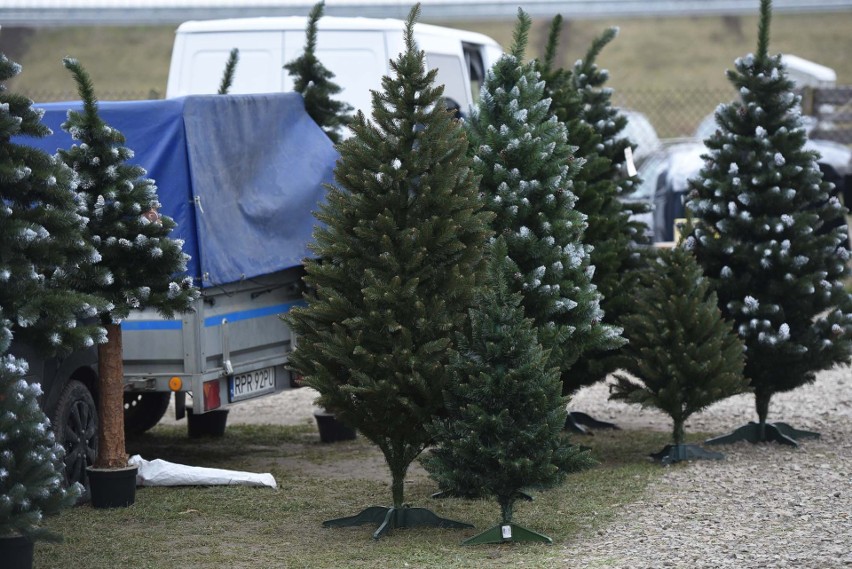 Giełda Wschód w Skołoszowie. Na niedzielnym bazarze pojawił się już sprzęt narciarski [ZDJĘCIA]