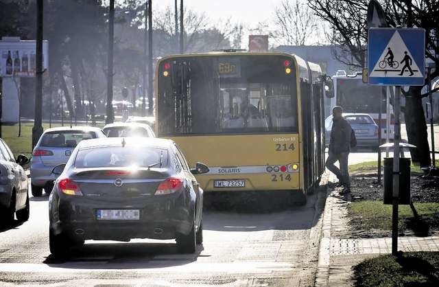 Przed prowizorycznym przystankiem znajduje się przejście dla pieszych