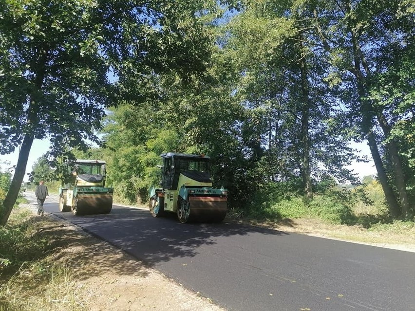 Będzie nowy odcinek drogi powiatowej w gminie Wyśmierzyce. Układają asfalt na poszerzonej jezdni