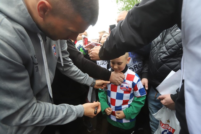 18.05.2023. W gliwickiej Sośnicy piłkarze Górnika Zabrze na...