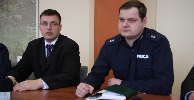 Prezydent Zielonej Góry Janusz Kubicki i rzecznik lubuskiej policji podkom. Marek Waraksa podczas konferencji prasowej w magsitracie