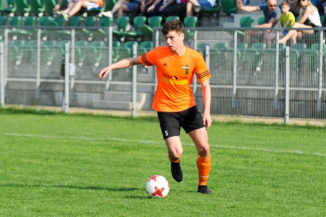 Piłkarze Małejpanwi odnieśli bardzo cenne zwycięstwo w kontekście walki o drugie miejsce. Na zdjęciu: Kacper Kamiński.
