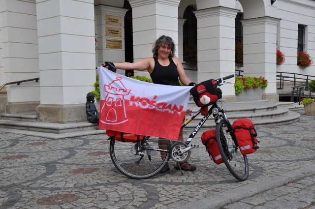 Pani Marzena w każdą podróż zabiera flagę Polski z nazwą rodzinnego miasta